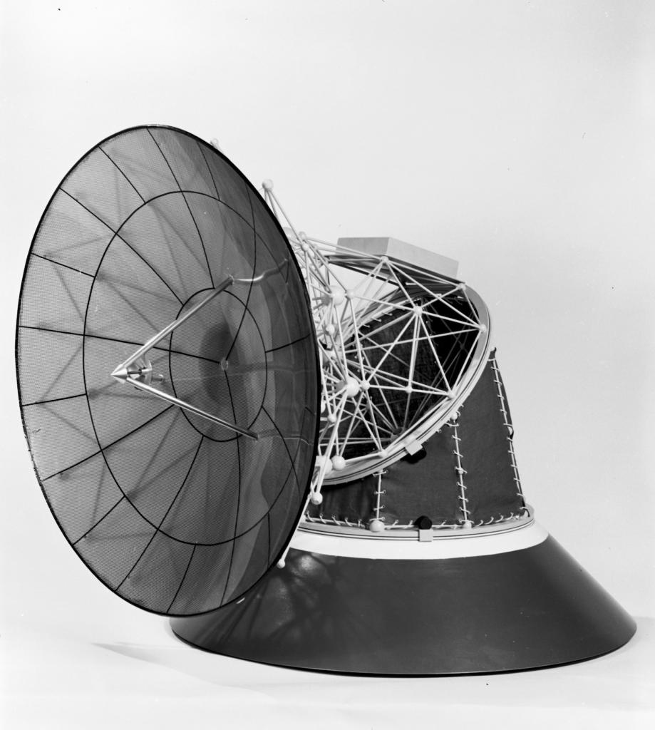 Radar Antenna model, it notes this as Apollo, no other description available, photo from April 7, 1960.